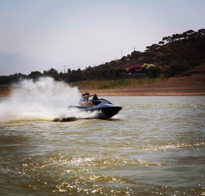 jet ski sur le lac de taakkeroute pres du désert d'Agafay à 30 mn de Marrakech. 
Une alternative pour visiter la région de Marrakech que vous pouvez faire en famille ou entre amis.